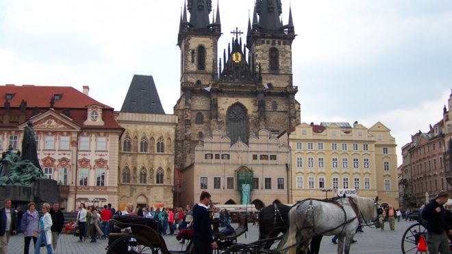 Vue sur la place de la vieille ville à Prague